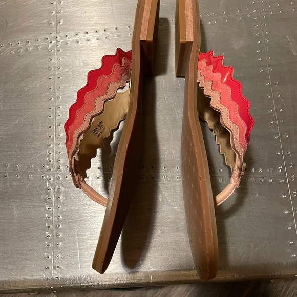 NIB Isaak Mizrahi Gina leather red pink scalloped trim sandal 6.5 flip flops - Picture 11 of 11